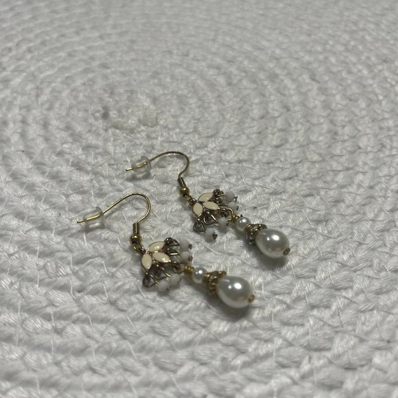 Vintage WHITE ENAMEL & TEARDROP PEARL Gold Dangle Earrings #191D - Picture 1 of 3